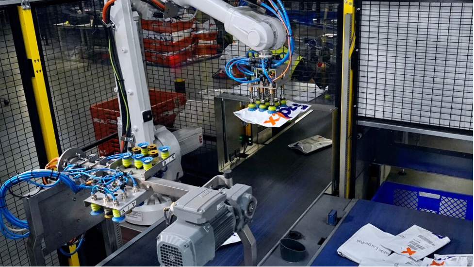 Alt. text:
The Robotics Automated Infeeding System at FedEx’s air gateway in Cologne, Germany, makes sure labels on packages are visible by scanners.
