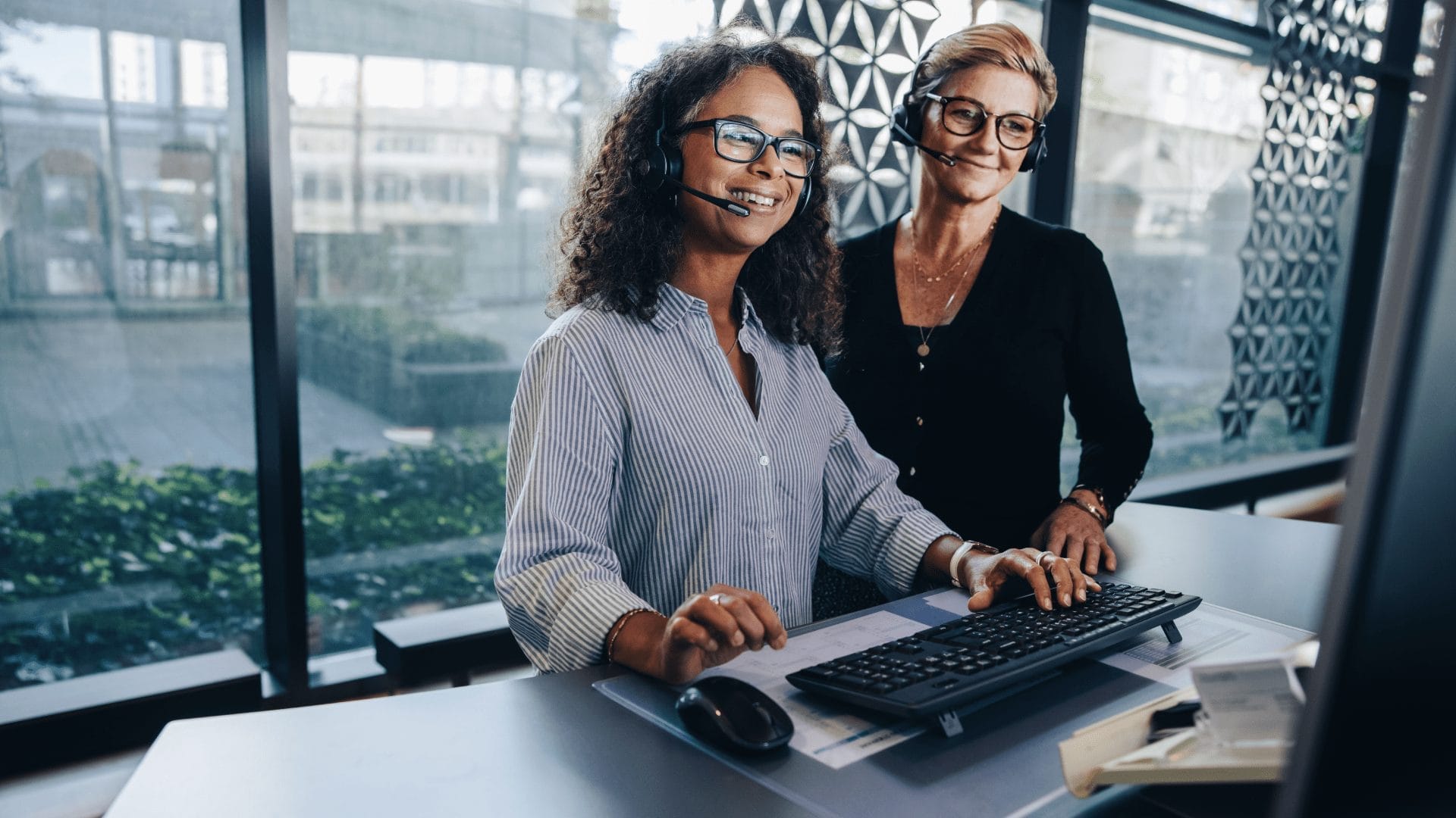 digital-marketing-agency-banks Two people at a desk looking at a computer