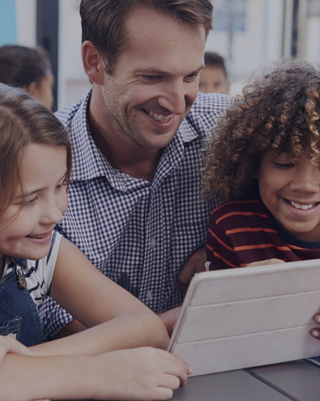Savvas 43 Man and children enjoying a tablet
